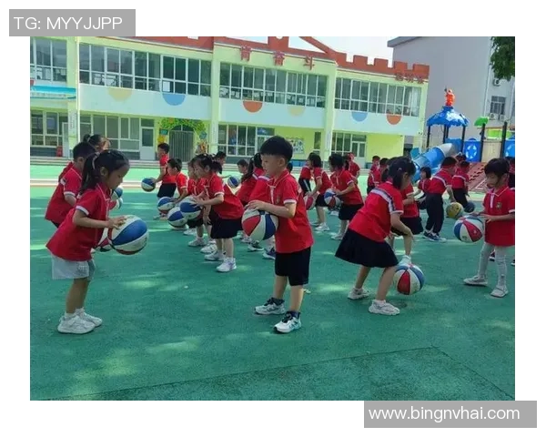 幼儿园小朋友快乐户外活动拍篮球锻炼身体增强团队合作精神